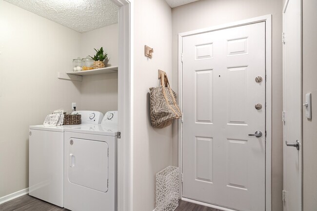Cuarto de lavandería en casa con lavadora y secadora una al lado de la otra. - Park Valley Apartments