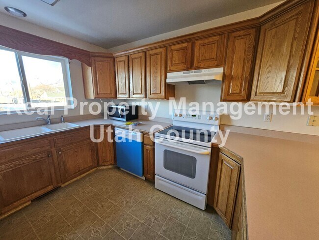 Building Photo - Spanish Fork home, new paint and carpet