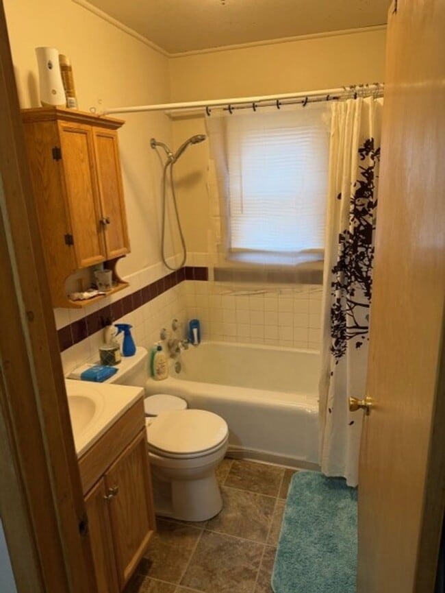 Building Photo - 4 Bedroom house