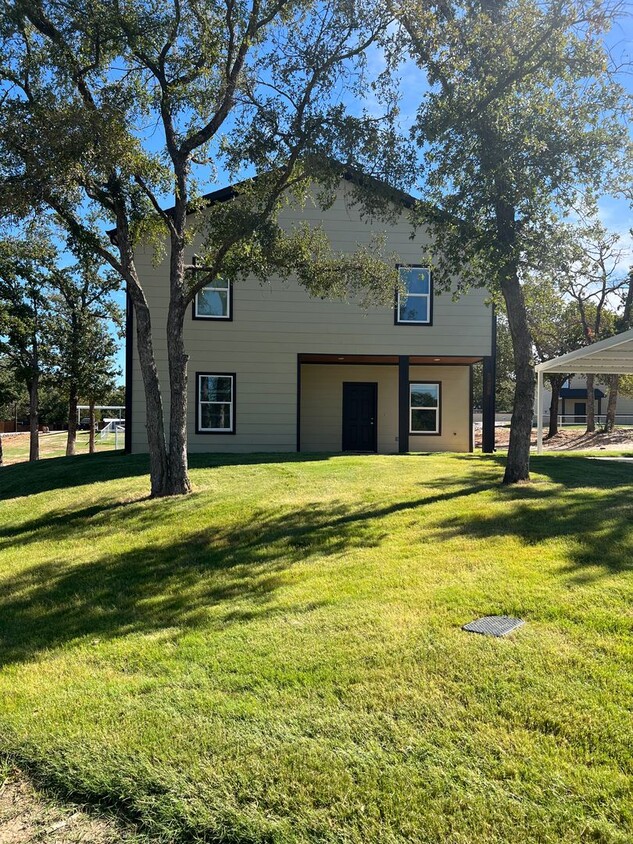 Primary Photo - Country Living, Modern comforts!