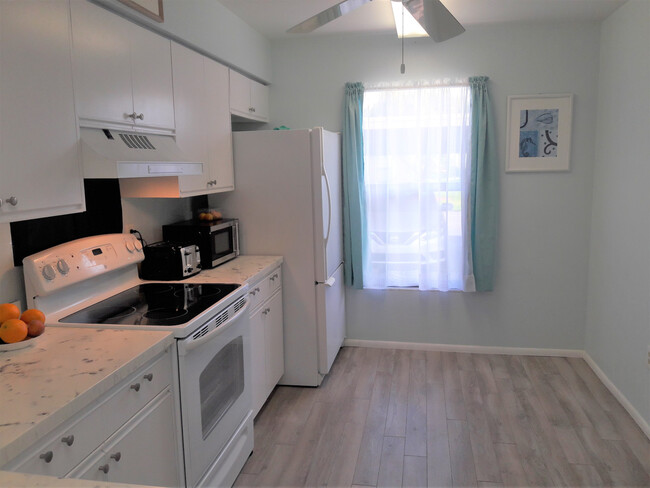 Building Photo - Short term, turnkey furnished, 2 bedroom, ...