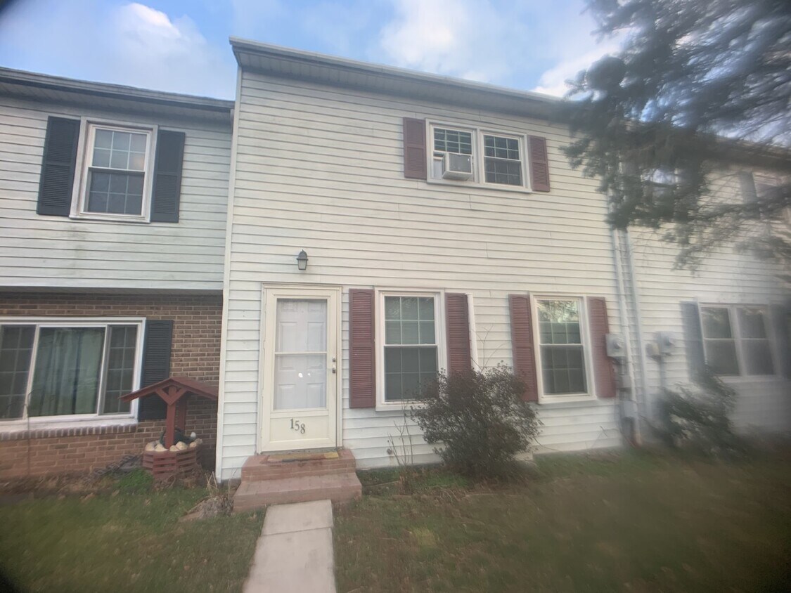 Building Photo - "Charming 3-Bed Townhouse Retreat in Etters – 1.5 Baths & 1200 Sq Ft of Comfort!"