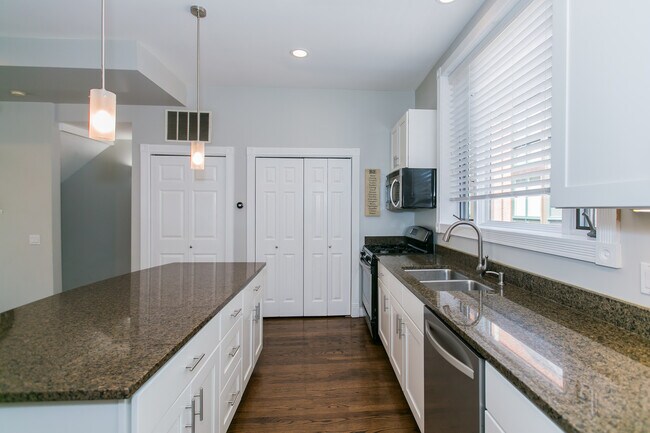 Foto del edificio - 2005 N Hoyne Ave