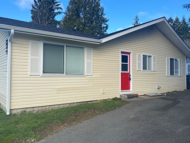 Building Photo - Cute and modern 3 bed with AC!