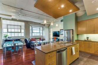 Building Photo - 2600 W 7th St