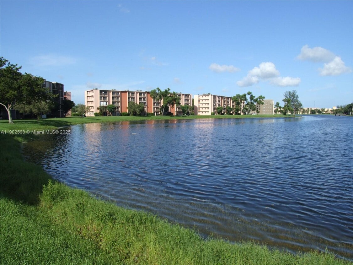 Foto del edificio - 8750 N Sherman Cir