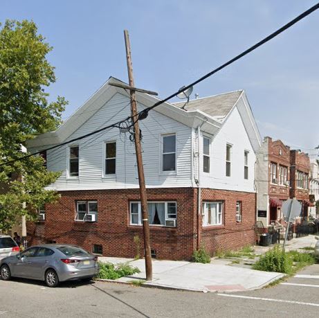 Front - 17 Milton Ave