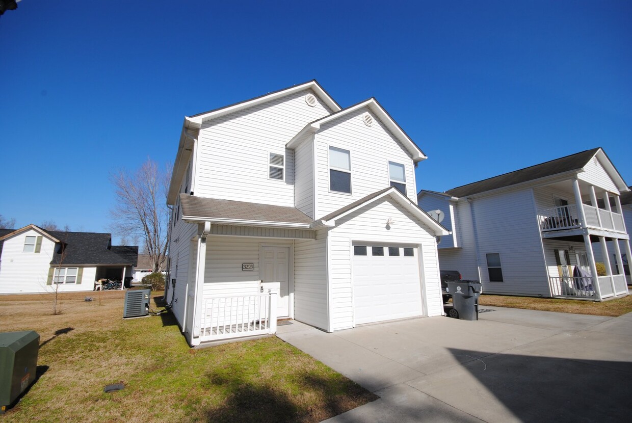 Foto principal - NORTHCHASE 3BR/2.5BA FREESTANDING TOWNHOME...