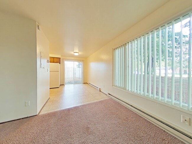 Building Photo - 2 Bedroom Apartment ~ Close to 9th Street ...