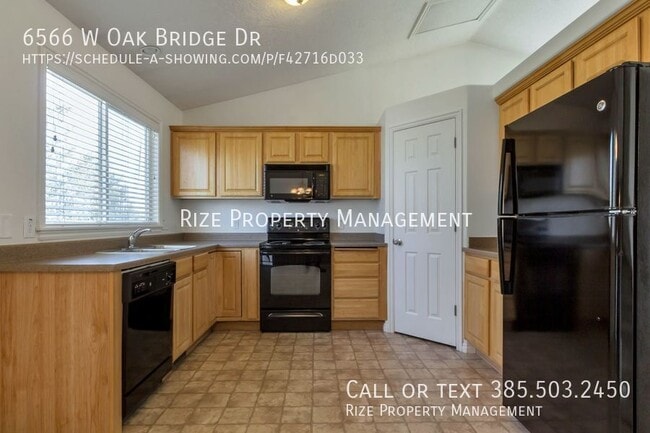 Building Photo - 6566 Oak Bridge Dr