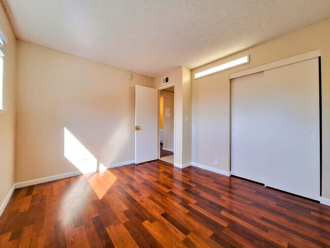 Building Photo - Beautifully Remodeled Second Floor Condo A...