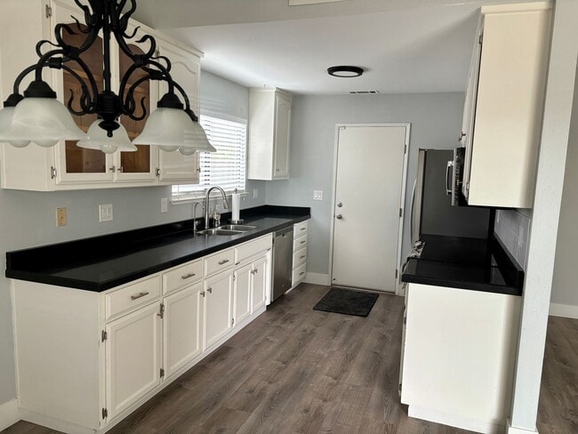 Building Photo - Stunning Eldorado 3/2!  ELECTRIC Included!...
