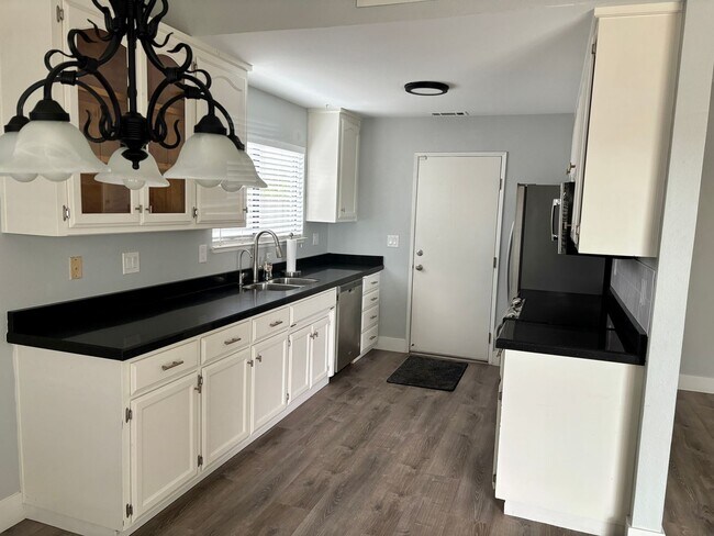 Foto del edificio - Stunning Eldorado 3/2!  ELECTRIC Included!...