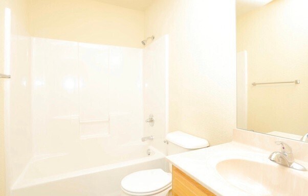 Building Photo - Hurry in this unit won't last long!