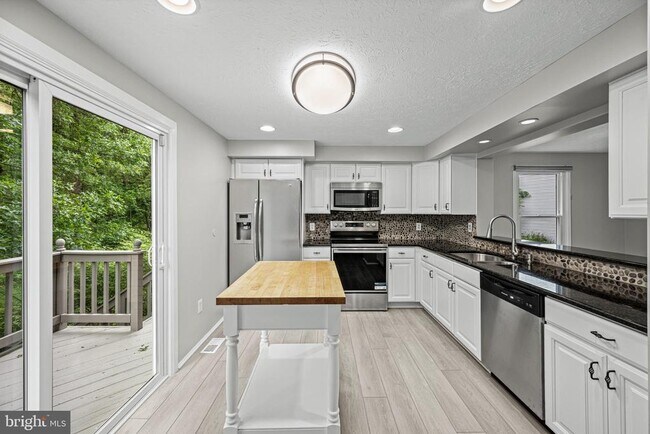 Building Photo - 3827 Bonnybridge Pl