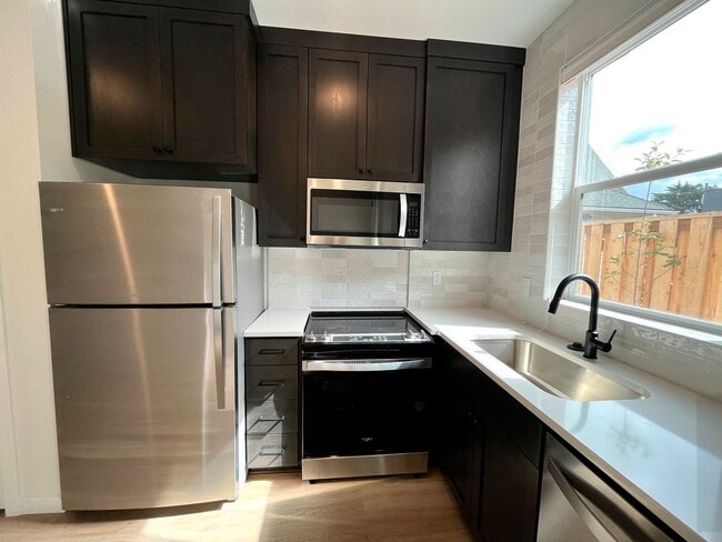 Building Photo - Gorgeous Townhome-Style Unit with Laundry, A/C, Private Patio