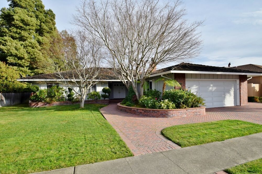 Foto principal - Beautiful Home On Peacock Gap Golf Course