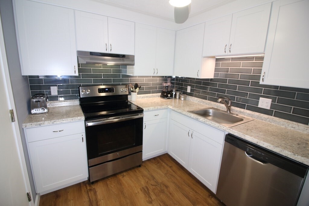 Building Photo - 284 Codman Hill Rd