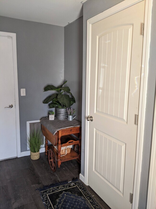 Private Entrance - 1545 Hathaway Dr