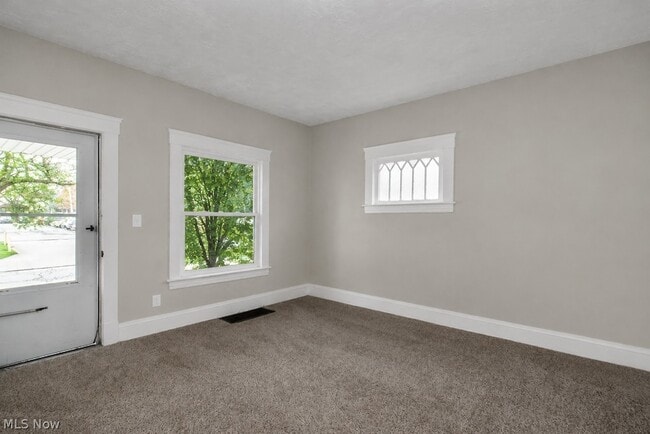 Building Photo - 3100 Montclair Ave