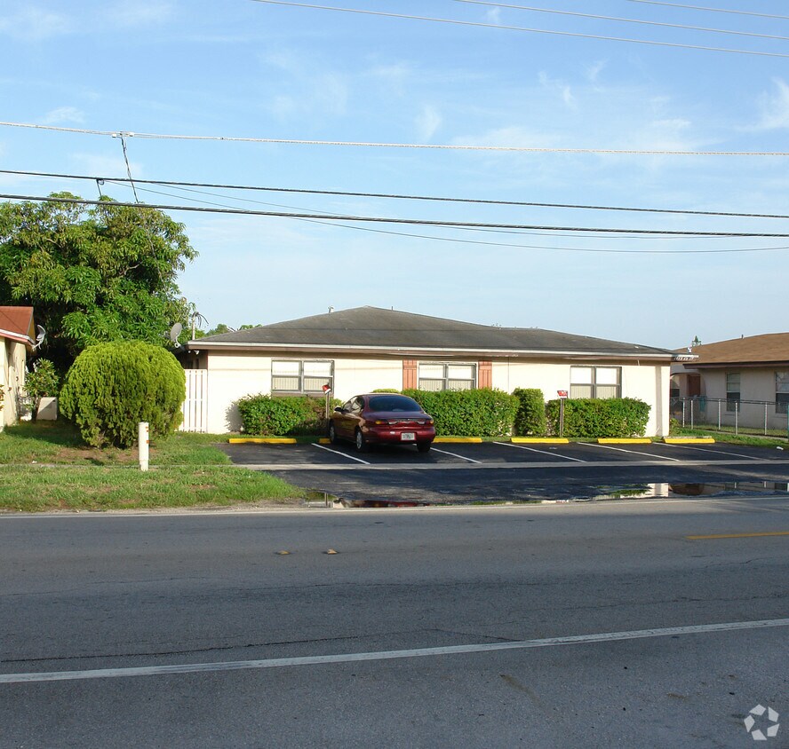 Foto del edificio - 1813-1817 NW 55th Ave