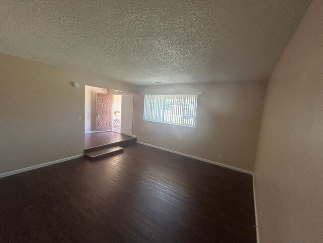 Building Photo - Stay cool in Lemoore in this spacious home...