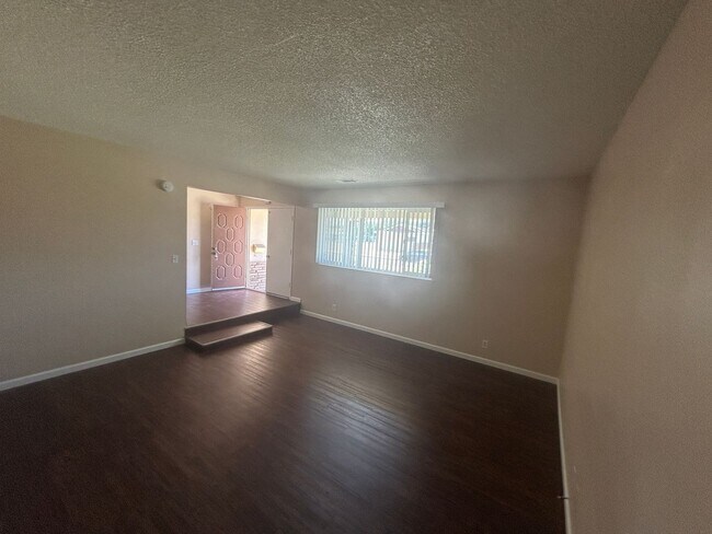 Foto del edificio - Stay cool in Lemoore in this spacious home...
