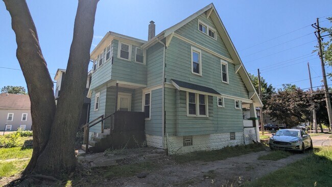 Foto del edificio - Spacious 4-bedroom, 1.5-bath home in Akron