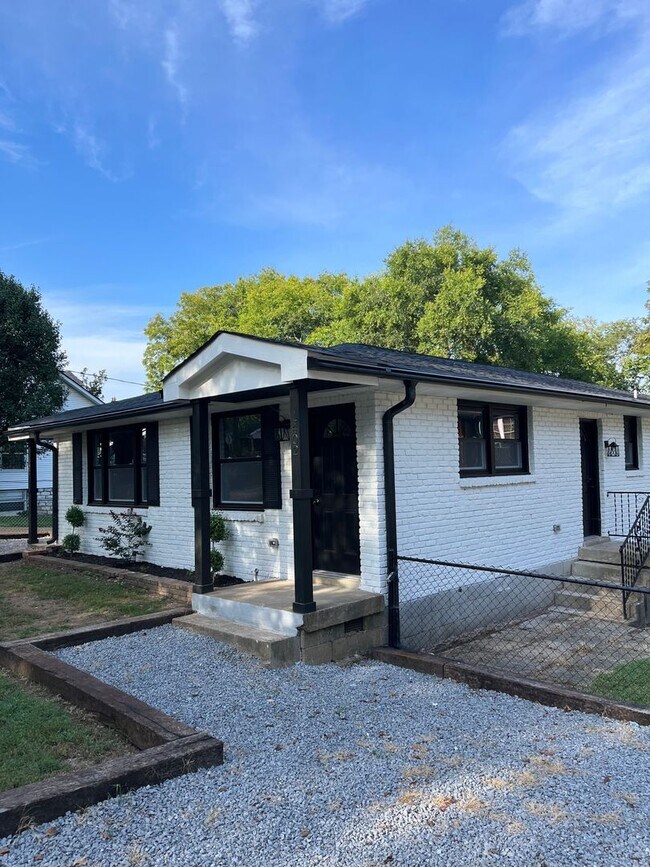 Foto del edificio - Desirable East Nashville Farmhouse
