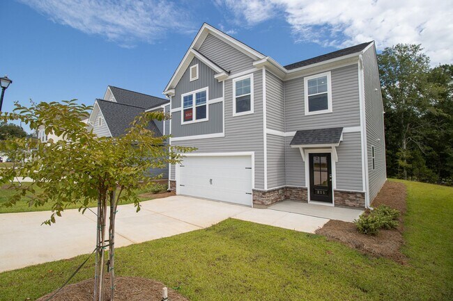 Building Photo - Spacious 4-Bedroom Home - Convenient to Fo...