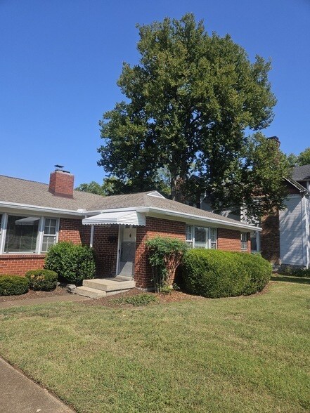 Foto del edificio - 2502 Woodlawn Dr