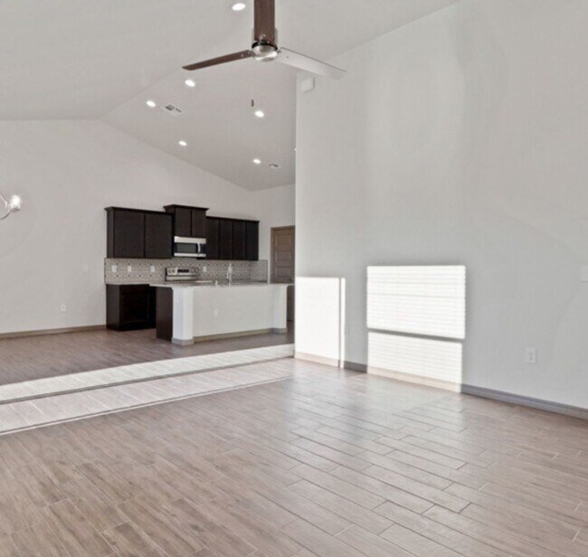 Foto del edificio - Brand New Townhome, $500 off first months ...
