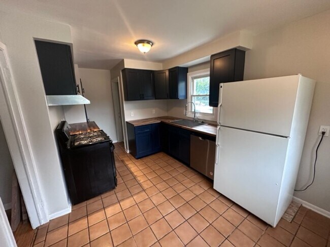 Foto del edificio - Charming 3 bed 1.5 bath ranch with basemen...