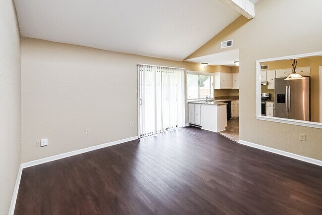 Foto del edificio - 7914 Terry Franklin Dr