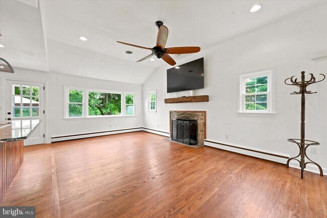 Foto del edificio - 1058 Glen Hall Rd