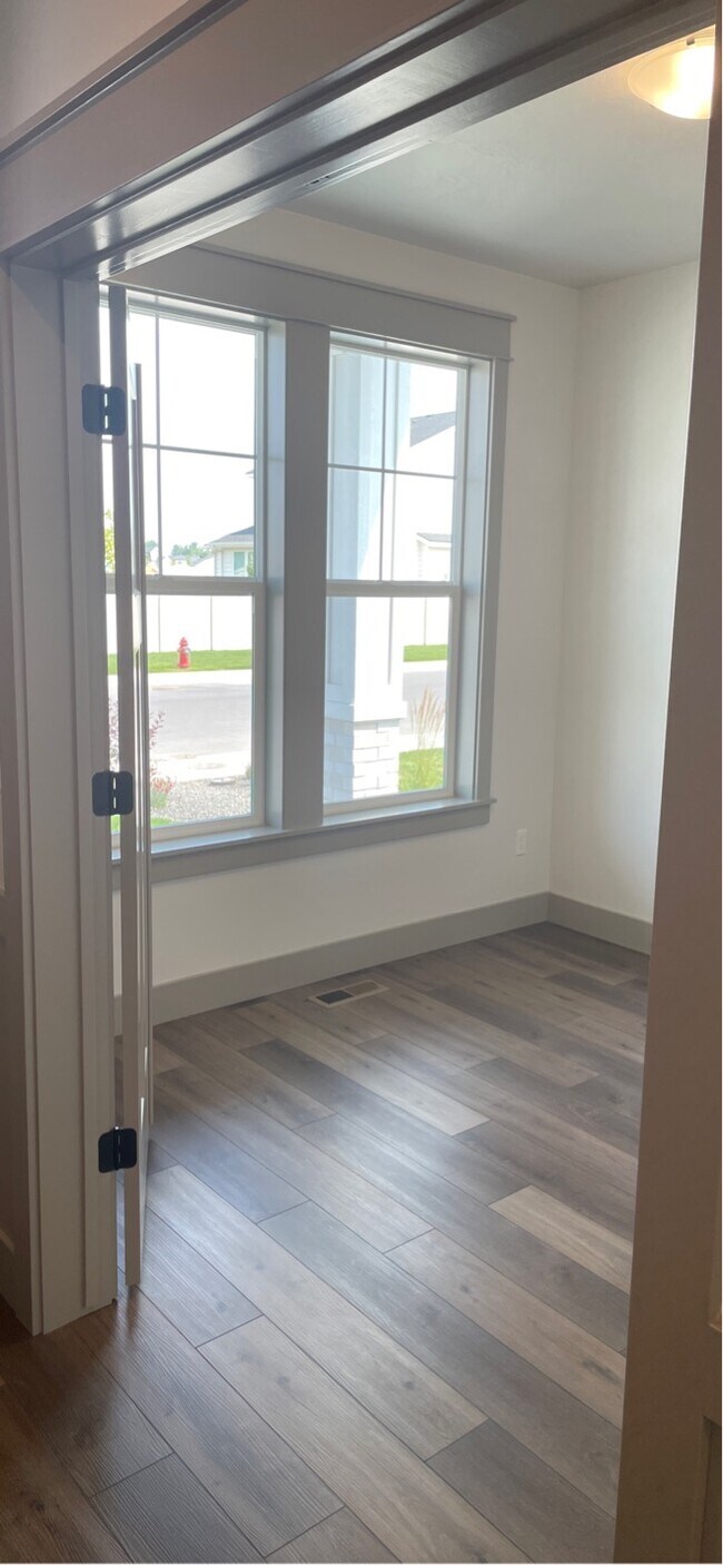 Foto del edificio - 2135 N Klemmer Ave