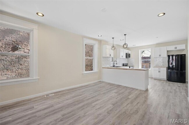 Foto del edificio - 816 McLaran Ave