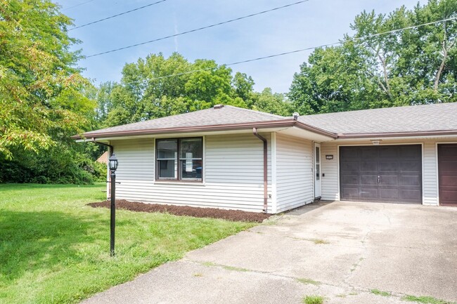 Building Photo - 2 BED / 1 BATH DUPLEX IN URBANA W/ SOME UT...