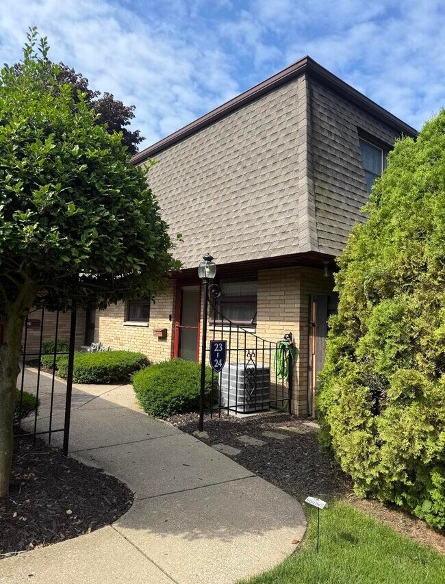 Building Photo - 2727 S Lakeshore Dr