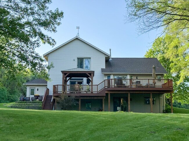 Building Photo - Country living