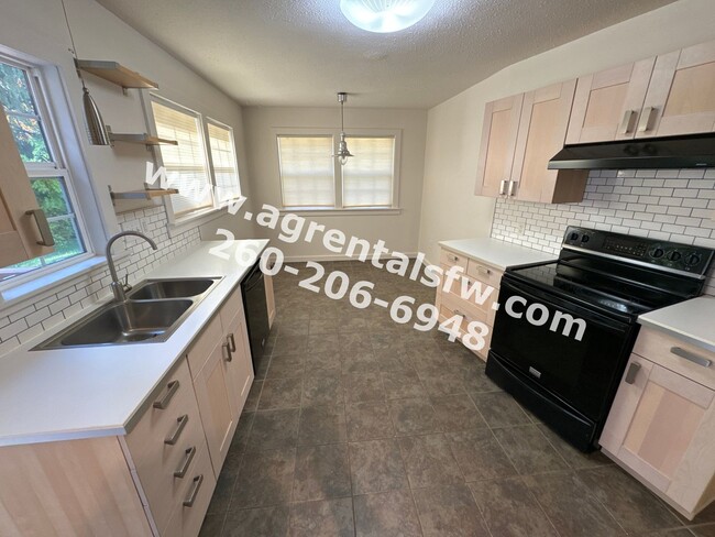 Foto del edificio - 3 Bedroom House - 1/2 off first month's rent