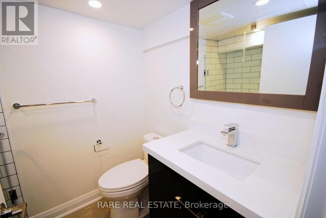 Building Photo - 779 Dovercourt Rd