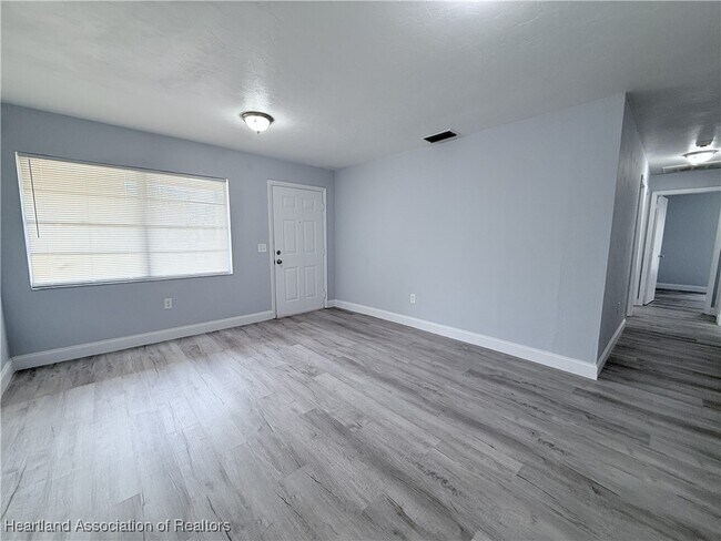 Foto del edificio - 508 W Hal McRae Blvd