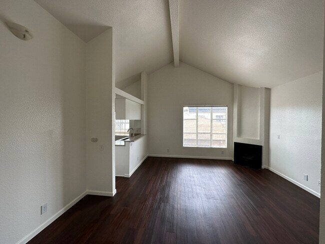 Building Photo - 2532 S Centinela Ave