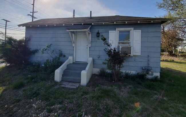 Charming 1 Bedroom Bungalow – A Special Place to Call Home! - Charming 1 Bedroom Bungalow – A Special Place to Call Home!