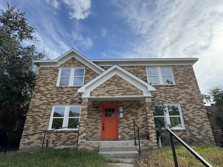 Primary Photo - 1235 W Gray St