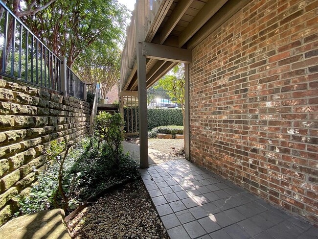 Building Photo - 1121 Signal Ridge Pl