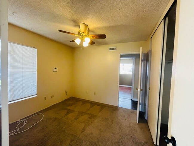 Building Photo - Lovely single story home