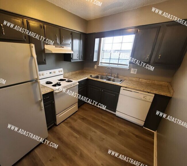 Foto del edificio - 2nd Floor Apartment w/Balcony in Spring Hi...