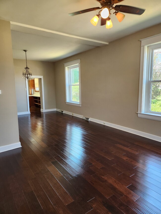 Building Photo - 303 Themis St